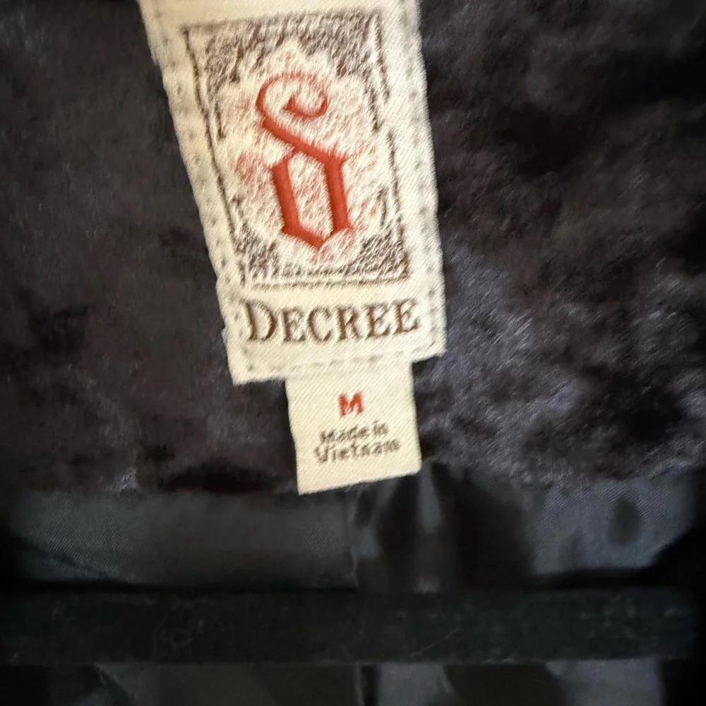 Decree Black Velvet Cropped Open-Front Blazer - Picture 5 of 6